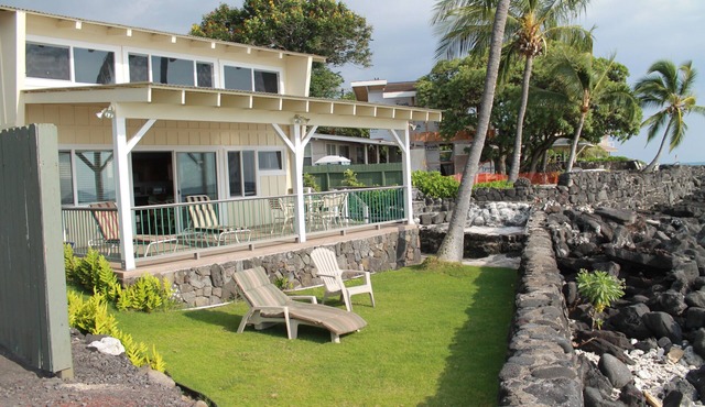 Charming Oceanfront Cottage in Beautiful Historic Kailua-Kona Village