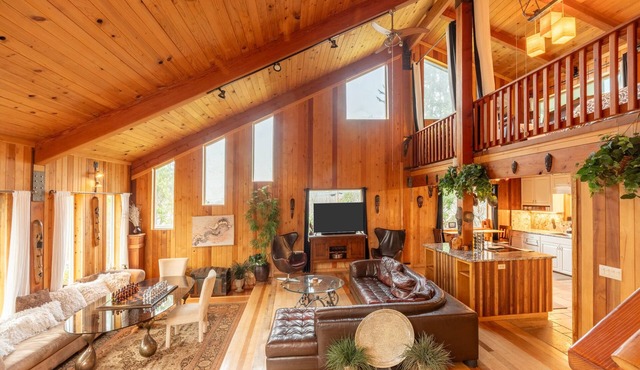 Charming Retreat with Scenic Views and Cozy Vibes