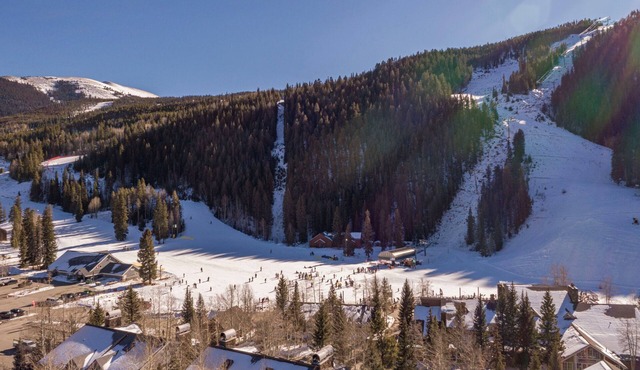 Chateaux D'Mont~ - Closest 2BR to Mountain House lifts - Pvt Hot Tub in unit