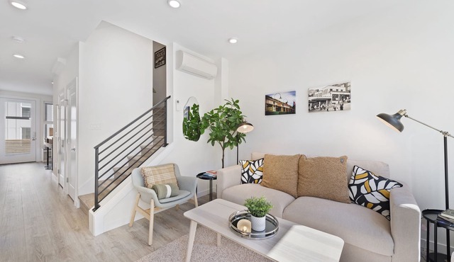 Cheerful 3-bedroom New Townhouse near UW/Seattle Children's, Free Parking, AC