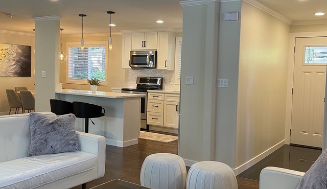Cheerful & private 3 bedroom Shoreline home.