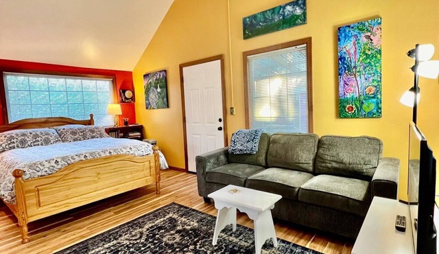 Close to Downtown! Arty & Cozy. Comfortable bed.