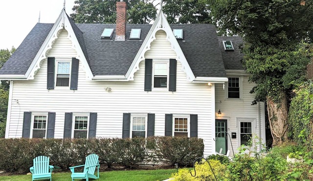 Coastal Getaway: walk to beach and town