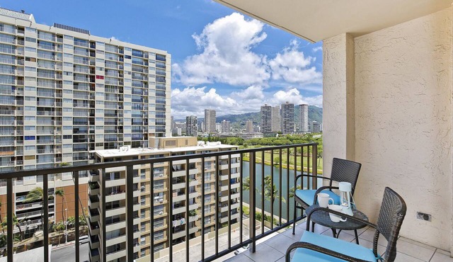 Comfy Studio with AC, FREE Parking & Wi-Fi, Pool & BBQ Area! Close to Beach!