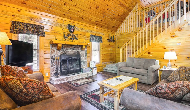 Community Pool! Sevierville Stay w/Hot Tub