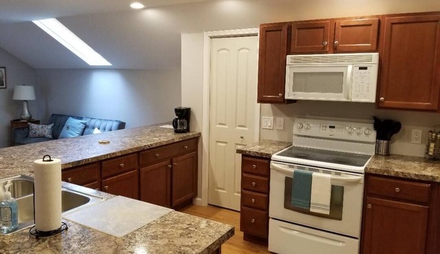 Convenient to the center of town! Beautifully decorated, quiet apartment.