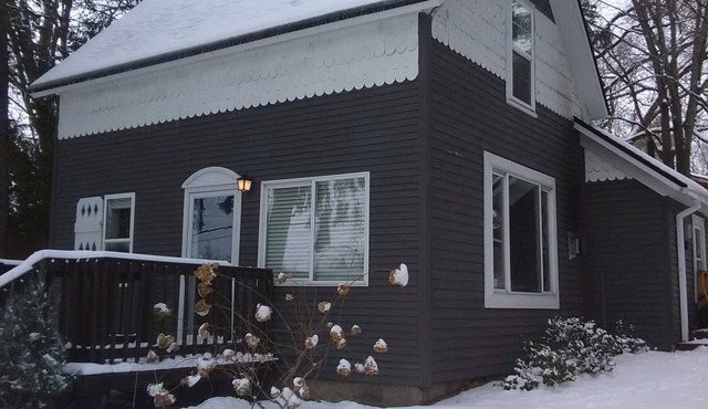 Cozy 3-bedroom, 2 bath Cottage w/Central Heat, Gas Fireplace, AC and privacy