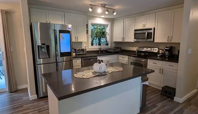 Cozy 3-bedroom Pet Friendly house in delightful Bothell with AC, WiFi