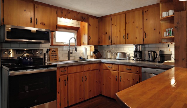 Cozy 3-BR Baboosic Lake in Amherst