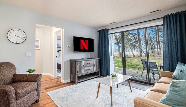 🏖️ Cozy Bayview 1BDR Walk-out Condo @ The Shores ➠ 5660