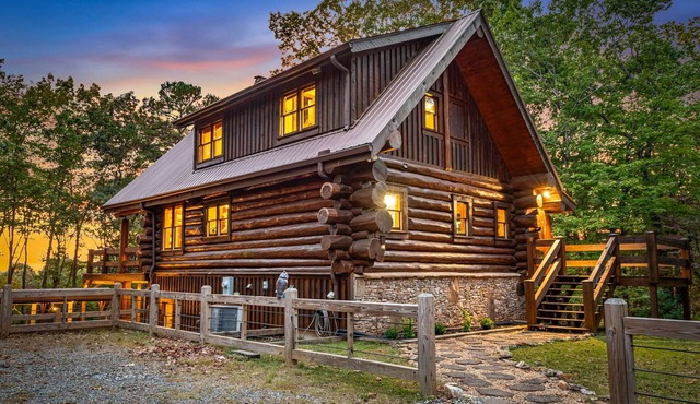 Cozy Bear Lodge Log Cabin, Big Green Egg, Outdoor Grill Station, Hot Tub grotto