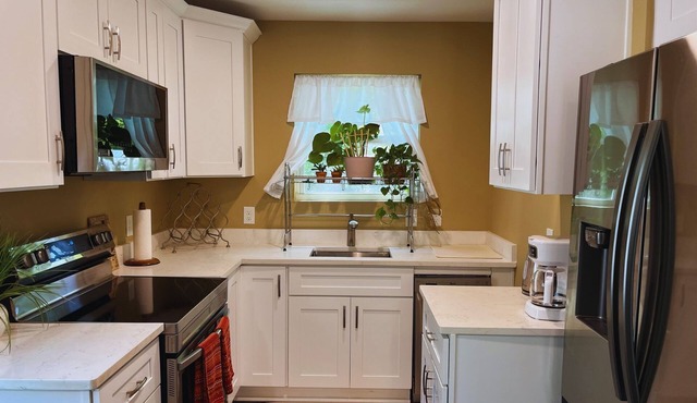 Cozy Pet friendly Decatur Guesthouse. 2 Full Bath with 2 Car Garage!