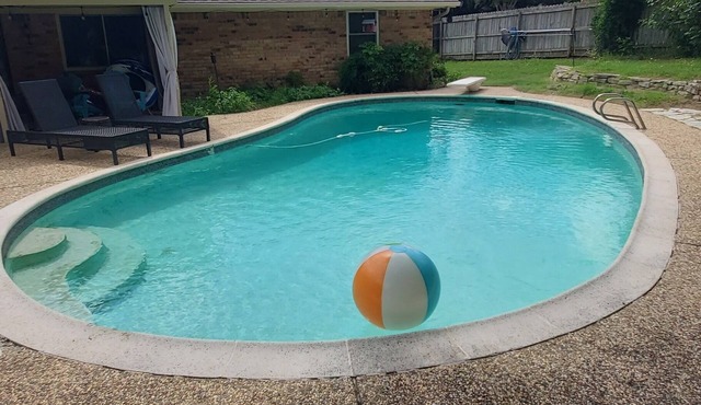 Cozy Pet-Friendly Unit, Seasonal Pool & Fireplace, Sleeps 8