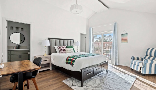 Cozy Queen Suite Private Bright Stay Great Value