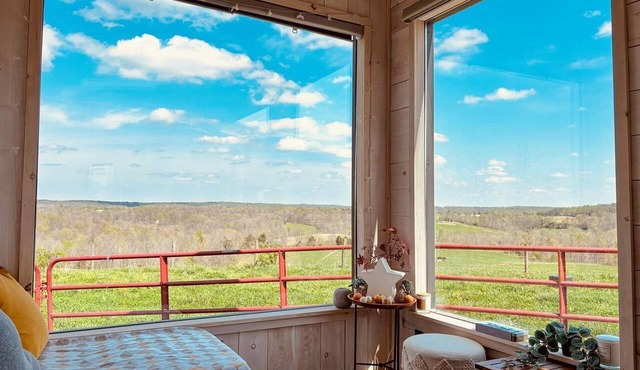 Cozy Tiny House on a Farm in Fredericksburg, Indiana - Perfect Romantic Glamping Destination