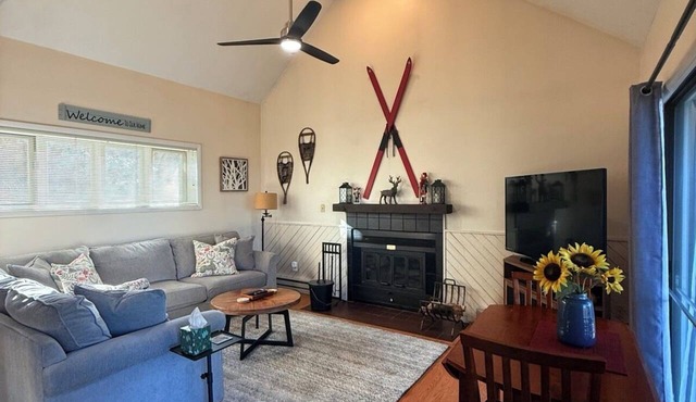Cozy Wintergreen Retreat- Clean, Updated & Convenient, King Bed, Non-Smoking