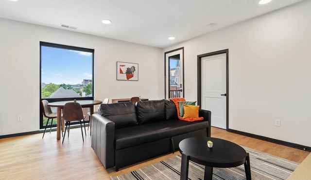CozySuites Mass with lounge and roof deck #2