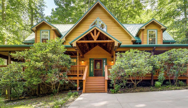 Creekside Mountain Cabin in Rural Dark-Sky Country