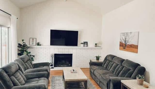 Delightful 4BR Home Nr Downtown Reno w/Fireplace
