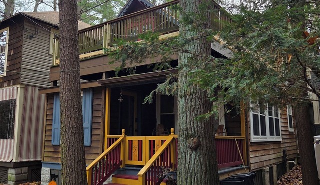 Delightful cottage in charming Mount Gretna in an amazing location!