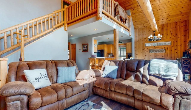 Dog-friendly home on the pond/creek with access to resort pools/golf/gym