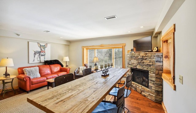 Downtown Blowing Rock Getaway - STEPS to Shop & Dining - Cozy Fireplace "BEAR"