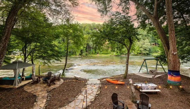 Dragonfly Den - Luxury RIVERFRONT/Hot Tub/Games!