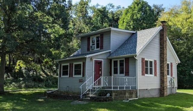 Dunes Cottage at Town of Pines Lake Michigan near Indiana Dunes Parks!
