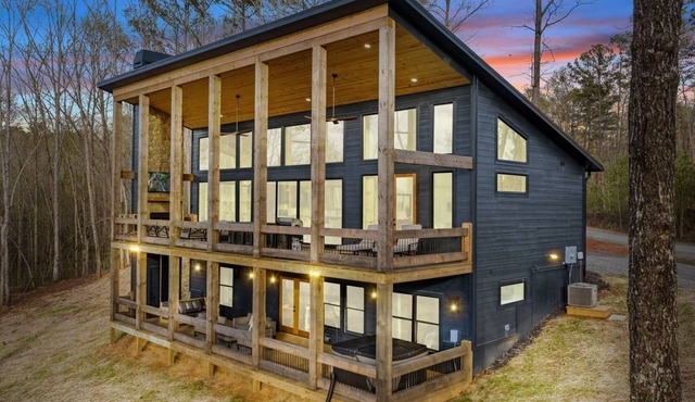 Enchanted Ridge Retreat: Family friendly, peaceful property, hot tub, sleeps 10