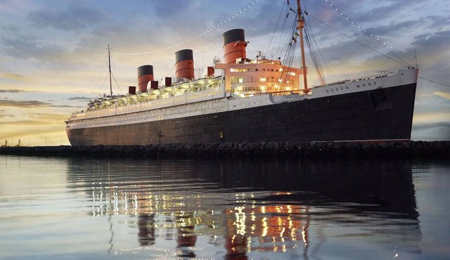 Enjoy Historical Elegance in Art Deco Suite with Scenic Views