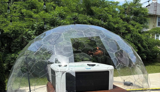 Epic Game Room with arcade games and Hot Tub Hypedome! Just 1 Mile to Notre Dame