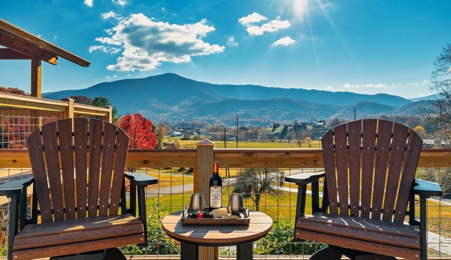 EpicViews!~EasyRoads!~HotTub~Firepit~PoolOpen!