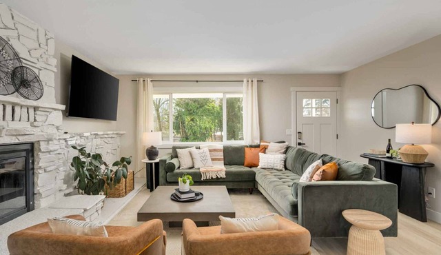 Exquisite Single Level Retreat on Half-Acre, All New Decor and Furnishing, Pet Friendly, Open Layout