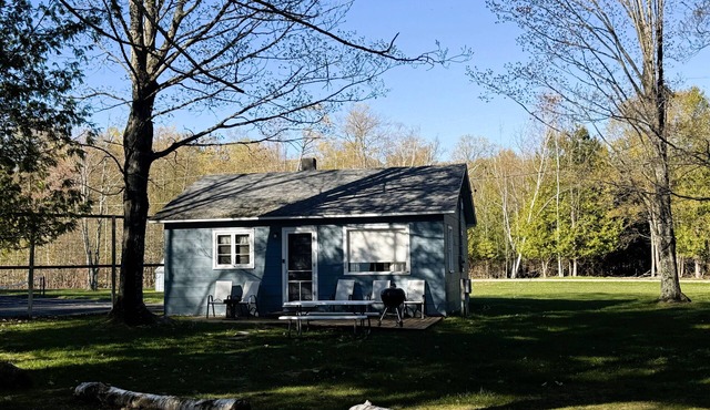 Family resort cottage-Big Glen Lk waterfront.Dock tennis court,kayak,rowboat