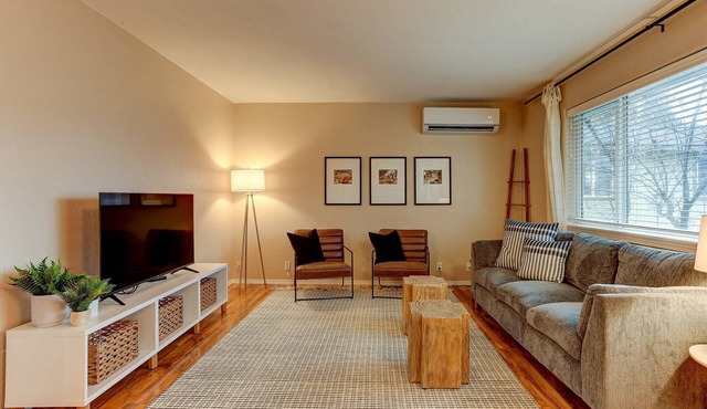 Fantastic Single Level Retreat, Pet Friendly, Near Downtown Redmond, Fenced Yard, AC, Washer/Dryer