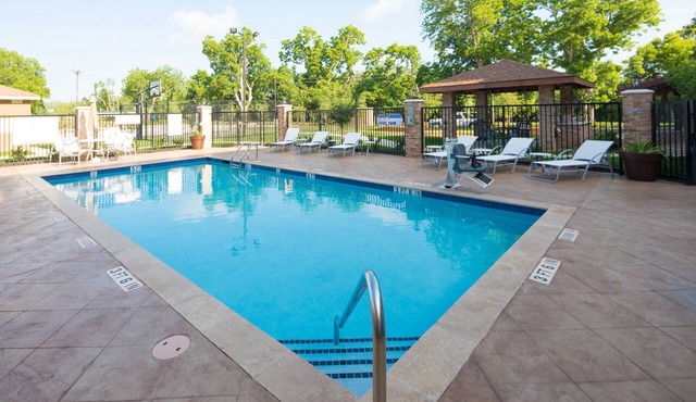 Free Breakfast. Outdoor Pool. Great for Small Groups!