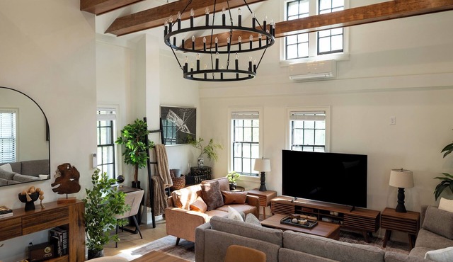 Full House · Huge 6BR 3Bath Retreat on College Hill. Rare Find!