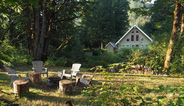 Galena's Getaway 2.0: Spacious riverfront home in Cascades w/hot tub on 3 acres for 4 guests