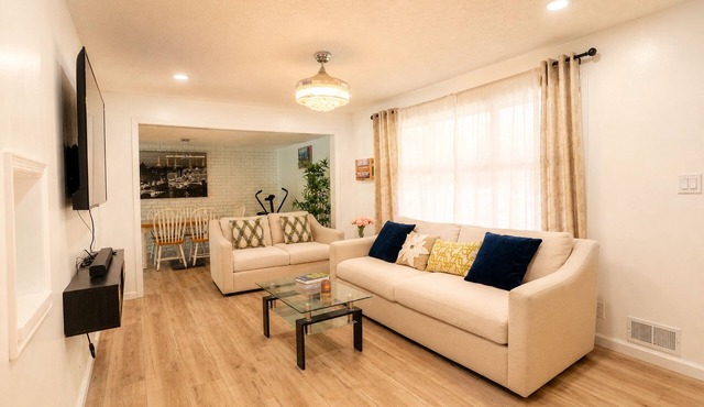 Glow Art Retreat 3BR Upper-Level Guest Suite Near Midtown ATL