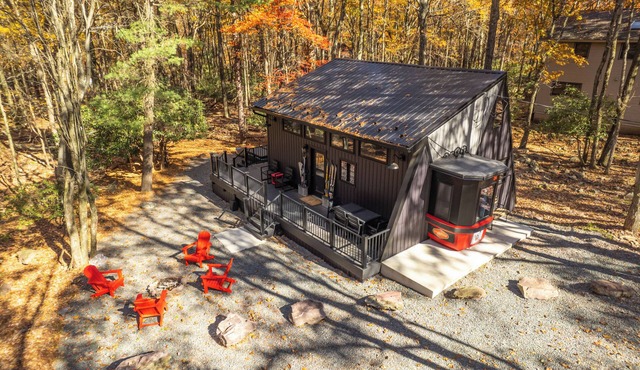 Gondola34 - Poconos most unique tiny cabin! 2 minutes to JFBB Ski ,lake & more!
