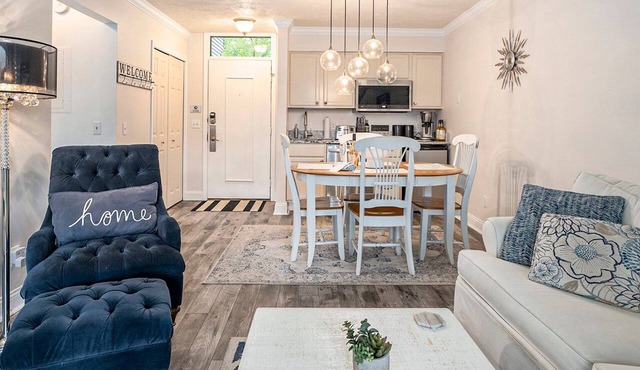 🏖️ Gorgeous Sunset Views @ The Shores Lake View Condo ➠ 5681