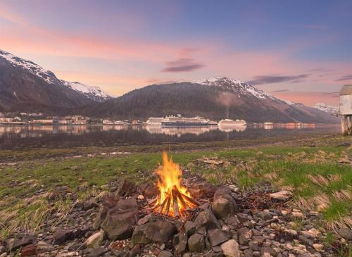 Group Getaway Oceanfront w Private Rocky Beach
