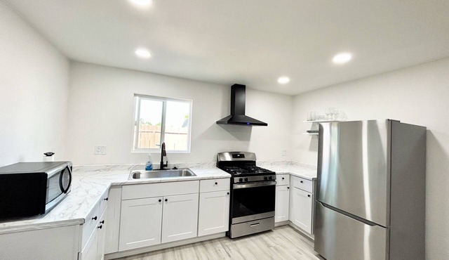 Guest house 1bed-1bath in between DTLA and Orange County.