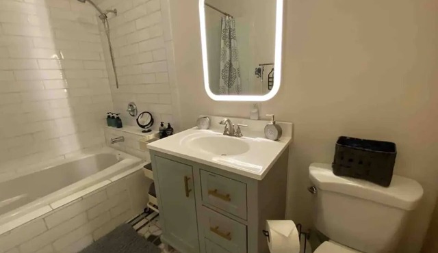 Guesthouse: Jacuzzi,Patio & Entry