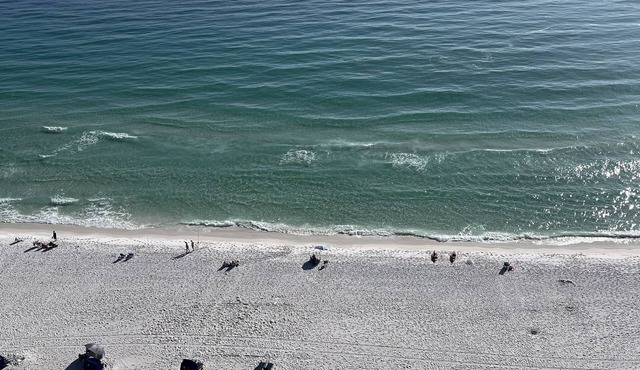 GULF FRONT with Amazing Views, 3 Pools, Tiki Bar! LOCATION! Zero entry pool
