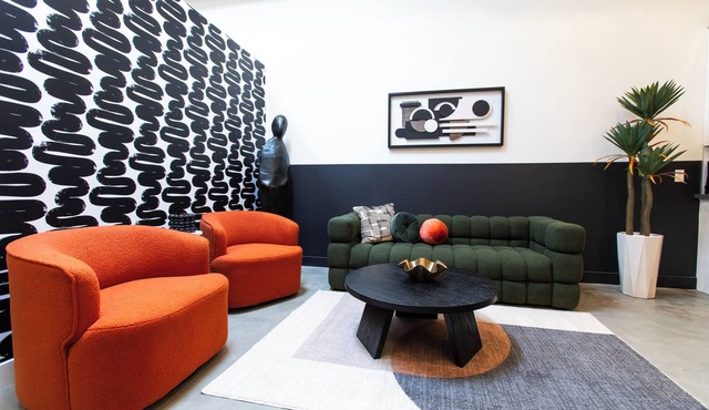 Heart of DTSA 2 bed apartment with AC and 65inch Roku tv