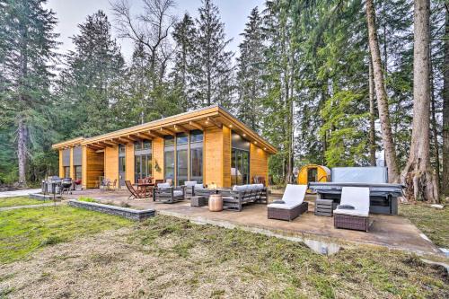 Heated Swim Spa! 15-Acre Cabin on Skykomish River