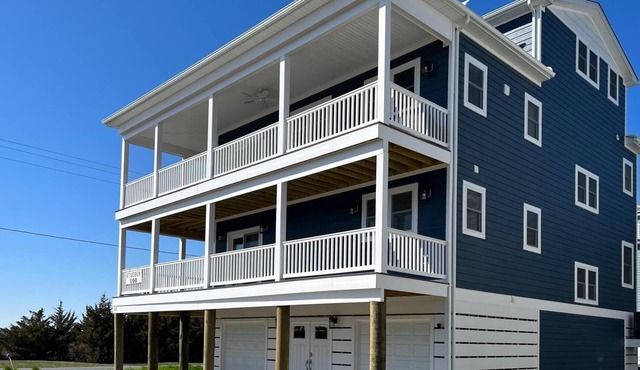 Hidden Gem, Relax,Water Views, Covered Deck Breezes Elevator &HotTub&Turf Fields