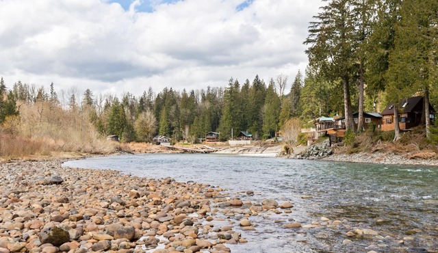 High River Haven: Cozy pet friendly riverfront cottage, a perfect couples retreat!