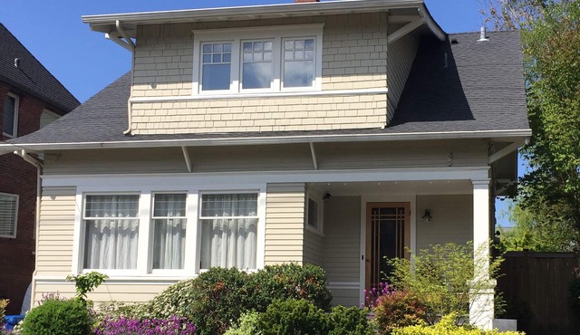 Hilltop House: Great Location, NEW Furniture!